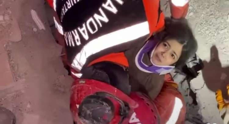 <p>Devletin t&uuml;m imkanları, adeta enkaza d&ouml;nen deprem b&ouml;lgelerine seferber edildi. Bilan&ccedil;o giderek ağırlaşırken, canla başla devam eden arama-kurtarma &ccedil;alışmalarında inanılmaz kurtarmalar da yaşanıyor.</p>
