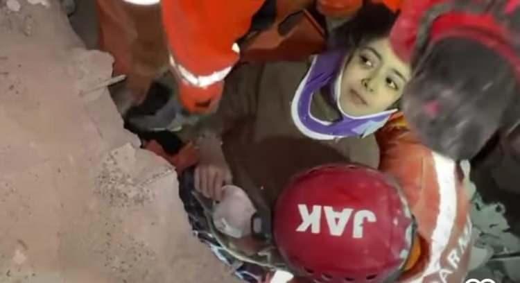 <p>&Ccedil;alışmalara 10 şehirde y&uuml;zlerce asker de destek sağlıyor. Gaziantep'te bir bina enkazında &ccedil;alışma yapan Jandarma Arama Kurtarma ekipleri 31. saatte Zeynep isimli kızı sağ olarak kurtardı.&nbsp;</p>
