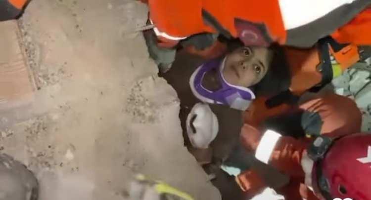<p>Jandarma Genel Komutanlığı, "JAK ekiplerimiz Zeynep kızımızı kurtardı. Biz inanmaktan vazge&ccedil;meyeceğiz." ifadeleri kullanıldı.</p>
