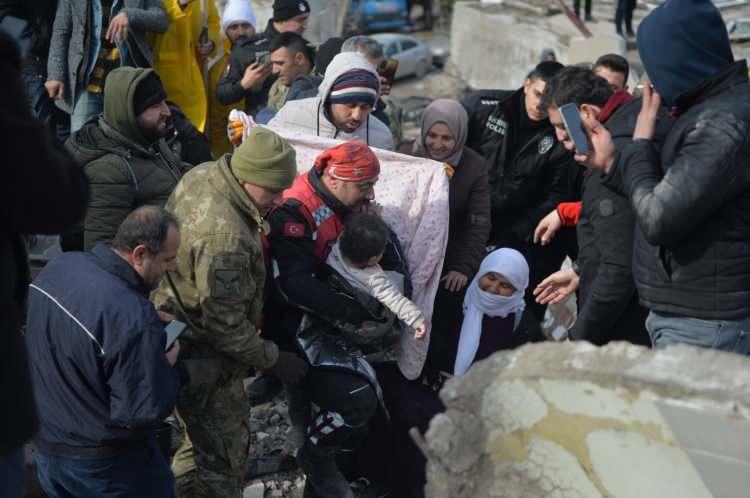 <p><strong>15 AYLIK BEBEK 31 SAAT SONRA KURTARILDI</strong></p>

<p>&nbsp;</p>

<p>Kahramanmaraş'ta depremlerin ardından yıkılan Menderes Mahallesi'ndeki bir binanın enkazından 15 aylık bebek &ccedil;ıkarılarak hastaneye kaldırıldı.</p>
