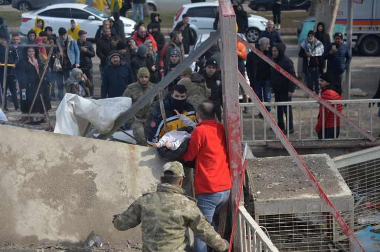 <p>Meryem bebeğin annesinin de enkaz altında olduğu bilgisi nedeniyle ekiplerin aynı noktada &ccedil;alışması s&uuml;r&uuml;yor.</p>

<p>&nbsp;</p>
