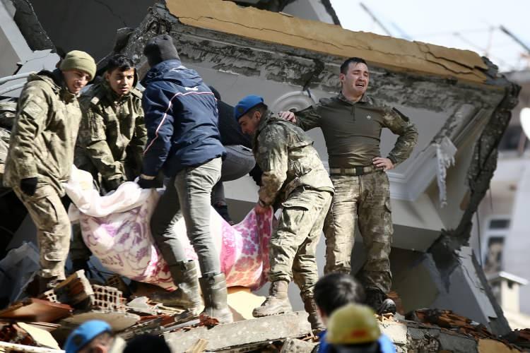 <p>Kahramanmaraş merkezli depremlerden etkilenen Hatay'ın merkez Antakya ilçesinde yıkılan binaların enkazından yaklaşık 30 saat sonra 2 kadın yaralı kurtarıldı.</p>

<p> </p>
