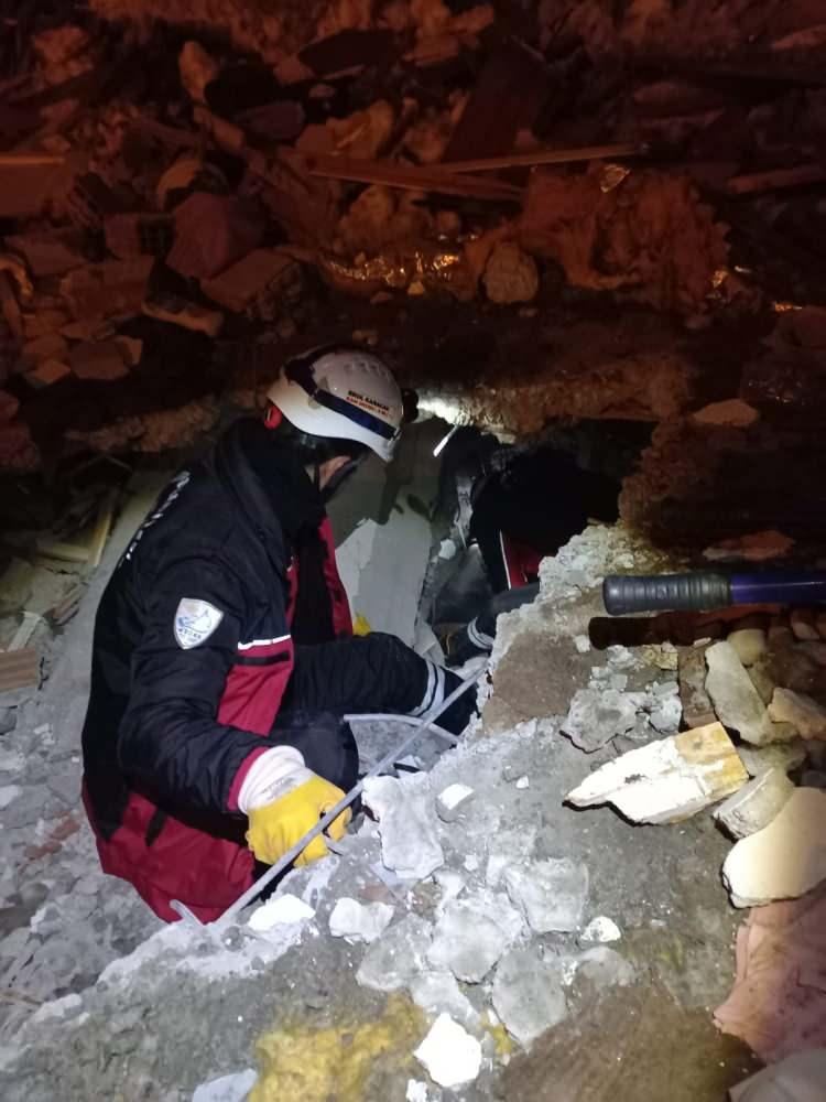 <p>D&uuml;n sabah Malatya&rsquo;ya y&ouml;nlendirilen 12 kişilik Edremit Belediyesi Arama Kurtarma Ekibi, akşam saat 20.00 sularında AFAD yetkililerinin koordinasyonunda Efruz Sitesinde &ccedil;alışma başlattı.</p>
