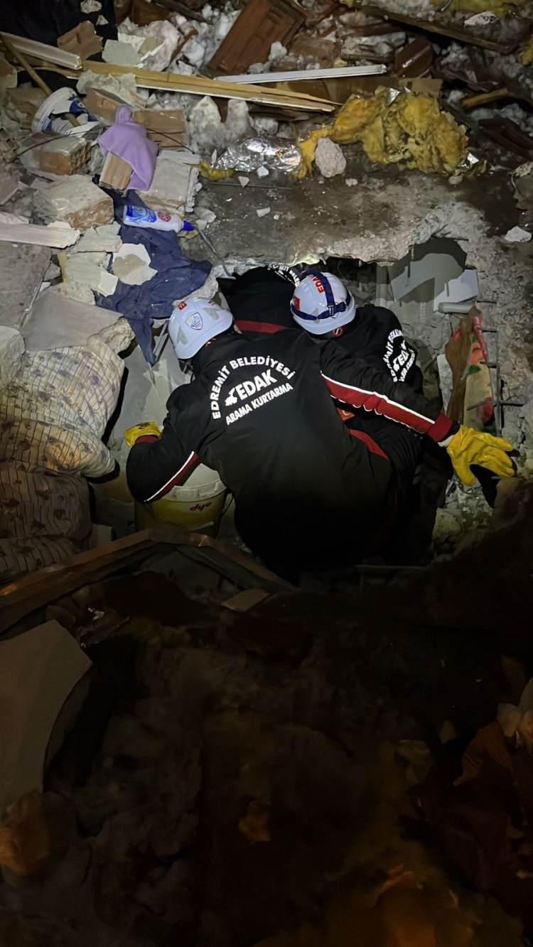 <p>&nbsp;Y&uuml;r&uuml;t&uuml;len arama kurtarma &ccedil;alışmalarında ilk olarak Şahin Ulutaş isimli kazazedeyi enkazdan sağ &ccedil;ıkartarak sağlık ekiplerine teslim eden Edremit ekibi, y&uuml;r&uuml;tt&uuml;ğ&uuml; &ccedil;alışmalar sonucunda aynı enkazda Yasemin Karakurt isimli depremzedeyi de sağ &ccedil;ıkarttı.<br />
Edremit ekibinin b&ouml;lgedeki arama kurtarma &ccedil;alışmaları devam ediyor.</p>
