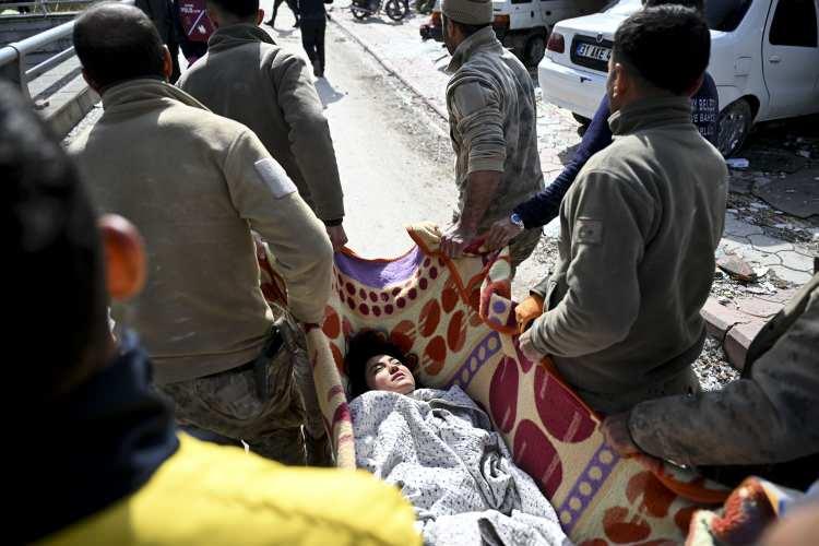 <p><strong>ANNE VE İKİ KIZI DEPREMDE SAĞ KURTARILDI</strong></p>

<p>&nbsp;</p>

<p>Kahramanmaraş merkezli 10 ili etkileyen depremlerin ardından arama kurtarma &ccedil;alışmalarının devam ettiği Hatay'da, Bitlis'ten b&ouml;lgeye gelen jandarma ekipleri, &Uuml;rgen Paşa Mahallesi'ndeki bir binanın enkazından anne ve iki kızını, depremden 33 saat sonra &ccedil;ıkardı.</p>
