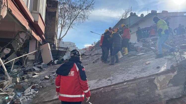 <p><strong>ADIYAMAN'DA DEPREMDEN 35 SAAT SONRA ENKAZDAN BİR KİŞİ KURTARILDI&nbsp;</strong></p>

<p>&nbsp;</p>

<p>Adıyaman'da yıkılan binanın enkazından depremden 35 saat sonra bir kişi kurtarıldı.</p>
