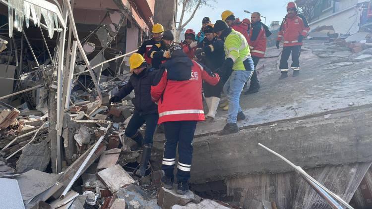<p>Merkez &uuml;ss&uuml; Kahramanmaraş olan 7,7 ve 7,6 b&uuml;y&uuml;kl&uuml;ğ&uuml;ndeki depremlerden etkilenen Adıyaman'da enkazlarda AFAD, UMKE, itfaiye, 112 Acil Sağlık, polis ve jandarma ekiplerinin arama kurtarma &ccedil;alışmaları devam ediyor.</p>
