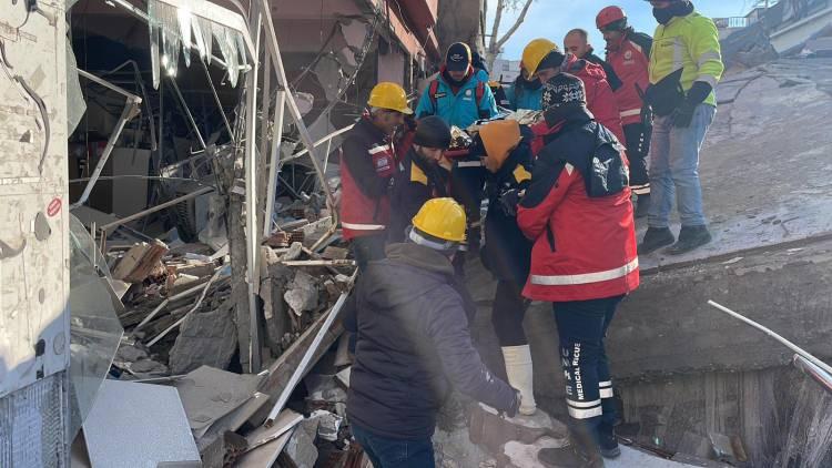<p>Ekipler, Ali Taşı Mahallesi 1302 Sokak'ta yıkılan binanın enkazından 15 yaşındaki Mahmut Nebi Uygul'u kurtardı.</p>
