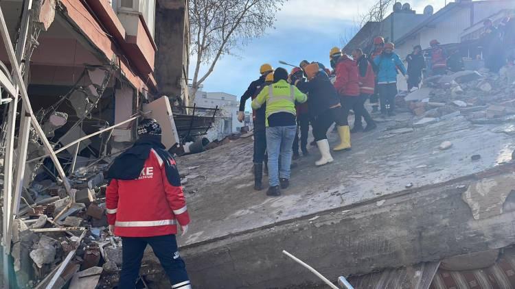 <p>Depremden 35 saat sonra kurtarılan Uygul, hastaneye kaldırıldı.</p>
