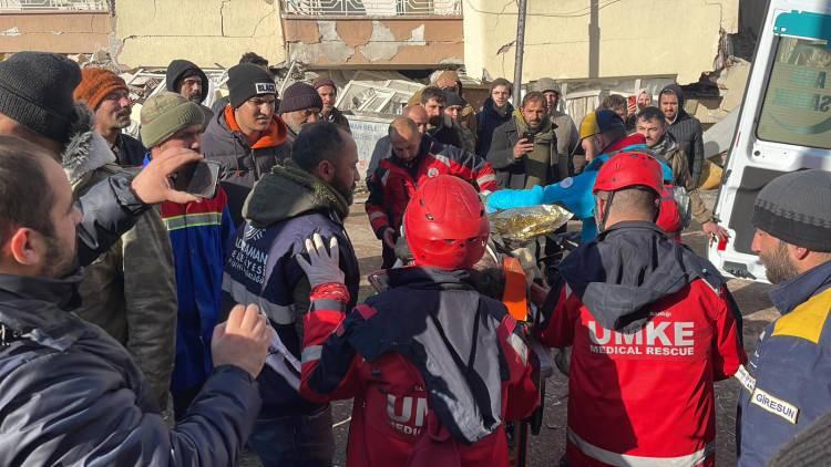 <p>Baba Mustafa Uygul, oğlunun enkazdan &ccedil;ıkarılmasının mutluluğunu yaşadığını, kurtarılan diğer oğlunun da ameliyat i&ccedil;in Ankara'ya g&ouml;t&uuml;r&uuml;ld&uuml;ğ&uuml;n&uuml; belirtti.</p>
