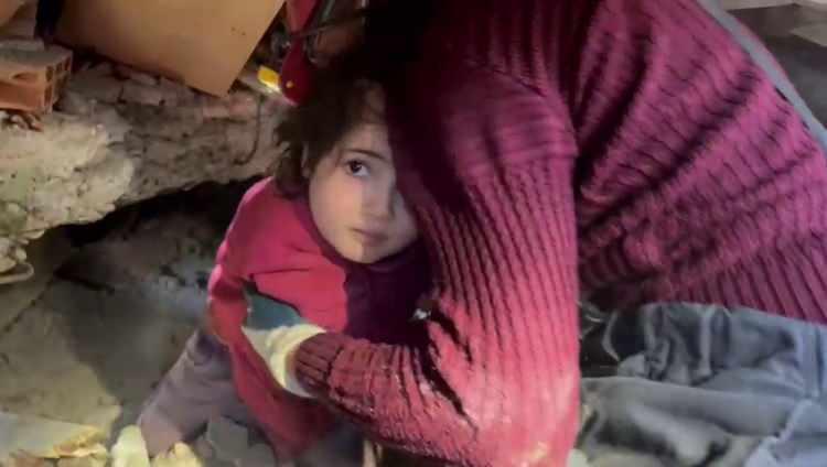 <p>Babasına teslim edilen k&uuml;&ccedil;&uuml;k kızın yaşadığı şok ise y&uuml;z&uuml;ne yansıdı. K&uuml;&ccedil;&uuml;k kızın 8 aylık Nur ile 3 yaşındaki Seyfettin isimli kardeşlerinin ise cansız bedenine ulaşıldı.</p>
