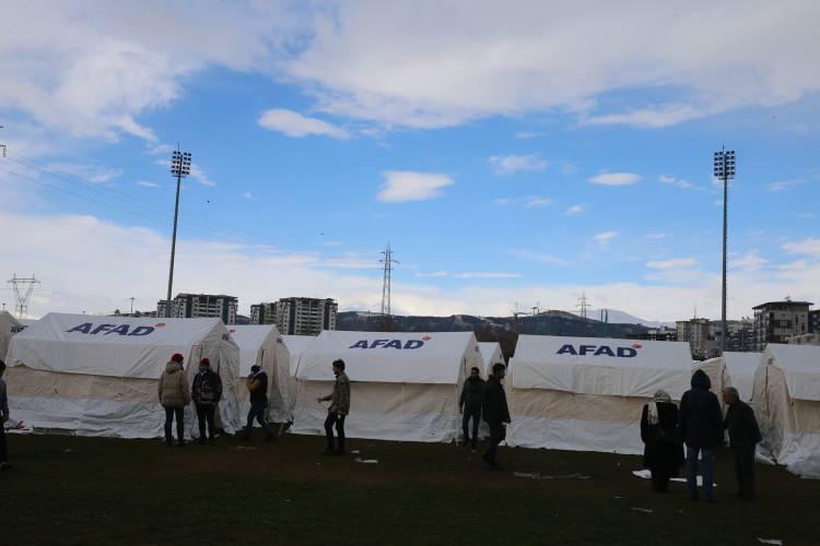 <p>Adıyaman'da askerler depremzedeler için çadır kurdu.<br />
<br />
AFAD tarafından kent merkezi Eğriçay Parkı'na deprem çadırları getirildi.</p>
<p> </p>
<p> </p>