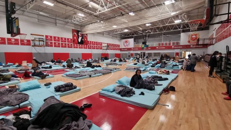 <p>Valilik ve belediye koordinasyonunda, AFAD başta olmak üzere farklı kurumlar tarafından "geçici barınma alanları" spor salonları, bazı okulların bahçesi gibi alanlarda çadırlar kuruldu. </p>