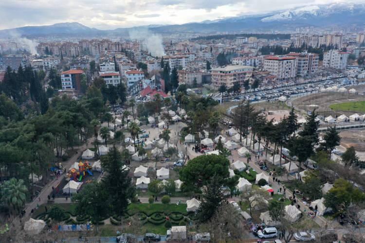 <p>Merkez üssü Kahramanmaraş'ın Pazarcık ve Elbistan ilçeleri olan ve toplamda 10 ili etkileyen 7,7 ve 7,6 büyüklüğündeki depremin ardından Antakya ilçesindeki Millet Bahçesi'nde AFAD koordinasyonunda askerlerin de desteğiyle 107 çadır kurularak depremzedeler buralara yerleştirildi.</p>
<p> </p>