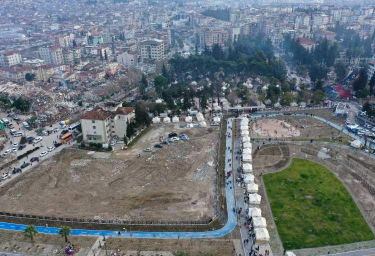 <p>Sosyal yardımlaşma ve dayanışma vakıfları, sivil toplum kuruluşları, jandarma ve belediyelerce toplanma bölgesinde, depremden etkilenenlere yiyecek, giyecek, yakacak ve battaniye yardımı yapıldı.</p>

<p> </p>
