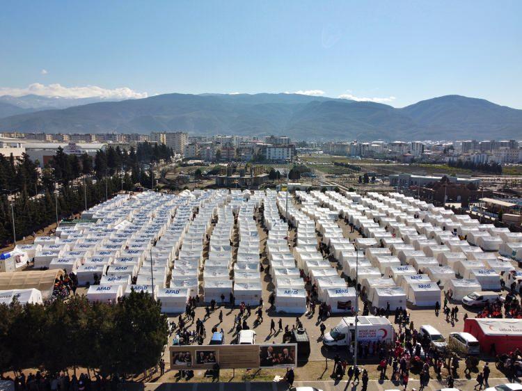 <p><strong>Osmaniye'de depremden etkilenenler "geçici barınma alanları" ve çadırlarda konaklıyor</strong></p>

<p>Depremden etkilenen Osmaniye'de vatandaşlar üç ayrı alanda AFAD akiplerince oluşturulan "geçici barınma alanları" ve çadırlarda konaklıyor. Masal Park otopark alanına kurulan geçici barınma merkezi, drone ile görüntülendi.</p>

<p><br />
 </p>
