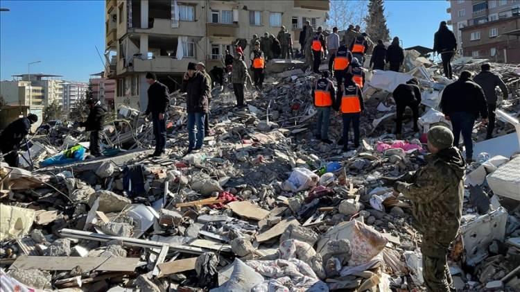 <p><strong>Kahramanmaraş merkezli 7.7 ve 7.6 büyüklüğündeki şiddetli depremler sonrası Umuda Koşanlar Derneği ile afet bölgesinde bulunan Gamze Özçelik, depremzedelere çorba dağıttı.</strong></p>