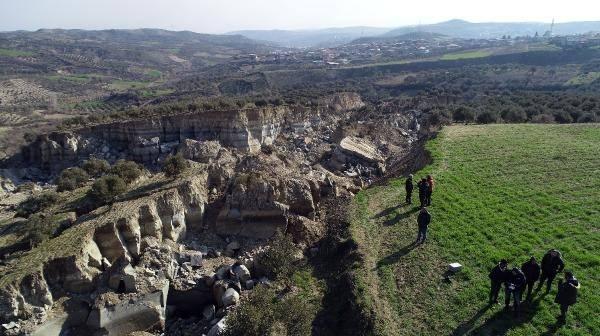 <p>Kahramanmaraş merkezli, 10 ili etkileyen depremlerde, Hatay'ın Altınözü ilçesinin 1000 haneli 7 bin nüfusla Tepehan Mahallesi'ndeki bir zeytin bahçesi ikiye ayrıldı, 300 metre uzunluğunda, 40 metre derinliğinde ve 50 metre genişliğinde vadi oluştu. Depremin ardından bölgeye giden bahçe sahipleri, gördükleri karşısında tedirgin oldu.</p>
