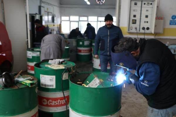 <p>100 varili sobaya dönüştürüp, deprem bölgesine hazırlayan öğretmen ve öğrenciler, yoğun çaba sarf ediyor.</p>
