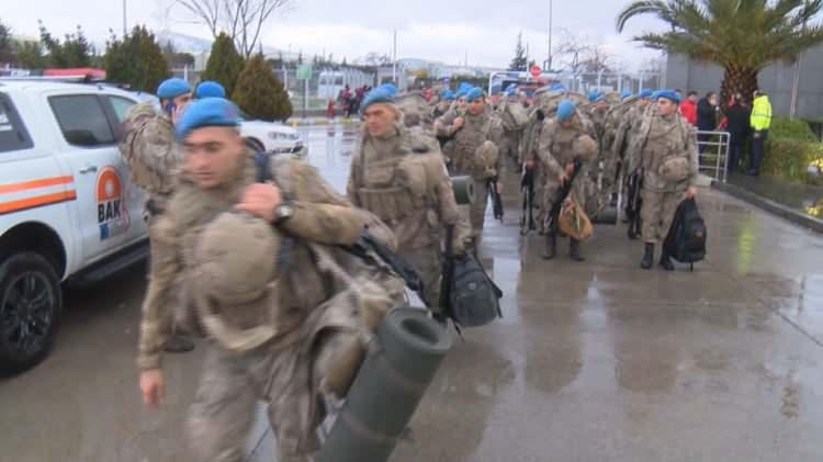 <p>Yerin 7 kilometre derinliğinde meydana gelen deprem, Kahramanmaraş'ın yanı sıra Doğu, Güneydoğu, Akdeniz, İç Anadolu ve Karadeniz bölgelerinde şiddetli hissedildi. </p>
