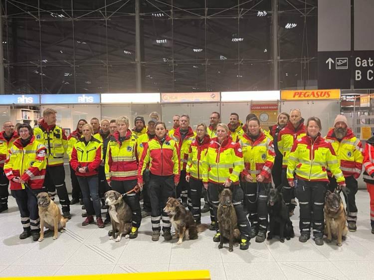 <p><strong>ALMANYA</strong></p> <p>Almanya’nın Köln kentinden yola çıkan 41 kişi ve 7 köpekten oluşan ekip, Köln-Bonn Havalimanı’ndan özel uçakla Gaziantep’e hareket etti. </p> 