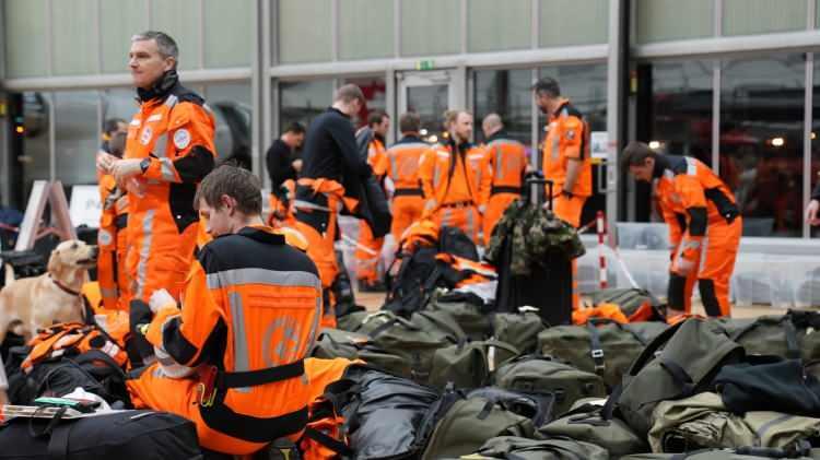 <p><strong>İSVİÇRE</strong></p> <p>Kahramanmaraş merkezli, 10 ili etkileyen 7,7 ve 7,6 büyüklüğündeki depremlerin ardından İsviçre'nin Zürih kentinden arama kurtarma çalışmalarına katılmak üzere bir ekip yola çıktı.</p> 
