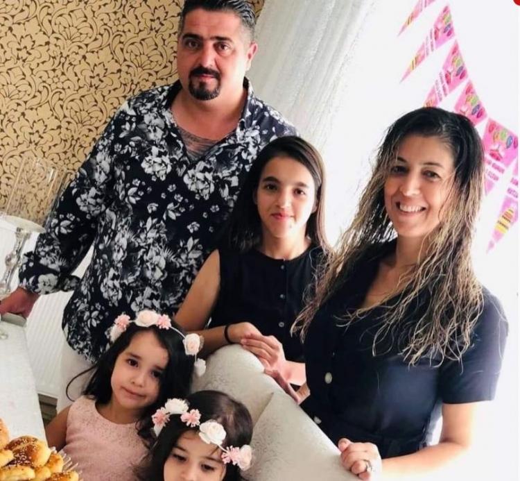 <p><span style="color:#000000"><strong>Paylaştığı karelerle acı haberi duyuran Karsu, "Nur içinde yat kuzenim Aytül Dönmez & Isa Ayvaz abim." şeklinde yürek burkan notuyla herkesi hüzne boğdu.</strong></span></p>
