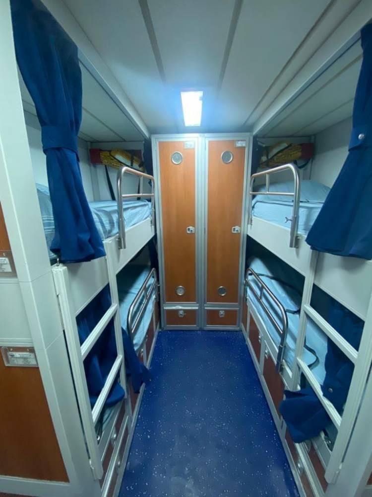 <p>Kırmızı alan, burası en tehlikeli hasta grubu için hazırlandı. Ağır hasarlı, saatlerdir enkaz altında kalmış iletişim kurulamayan hastalar için hazırlanmış bir alan, burada solunum cihazı aleti var. Kalbin durma durumunda kullanılan cihaz bu alanda. İlaç teknik ekip, teknik malzeme bu sahra hastanesinde kırmızı alanda yerini almış.</p>