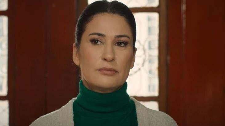 <p><span style="color:#000000"><strong>Sorardım sana 'Var mı torunun?' diye, 'Lal' derdin ilk zamanlarda. Ne kadar tatlı küçük bir anaokul çocuğu olduğunu anlatırdın o Lal'in, karşında 16 yaşında yaşında ben varken. Sonra yavaş yavaş silindi o Lal'de, belirsiz bir anı olarak kaldım sadece. Yine de annem veya teyzem kapıdan her girdiğinde gözlerindeki o heyecanı hiç kaybetmedin.</strong></span></p>