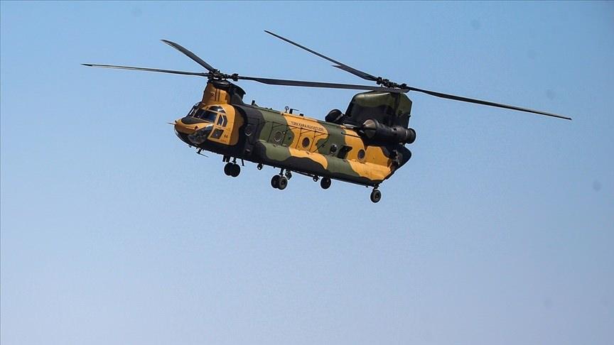 <p>Türk Silahlı Kuvvetleri (TSK), Kahramanmaraş merkezli depremlerin ardından bölgeye personel ve yardım malzemesi nakli için aralarında "uçan kale" olarak nitelendirilen CH-47 Chinook tipi helikopterlerin de olduğu genel maksat helikopterleri sevk ediyor.</p>
