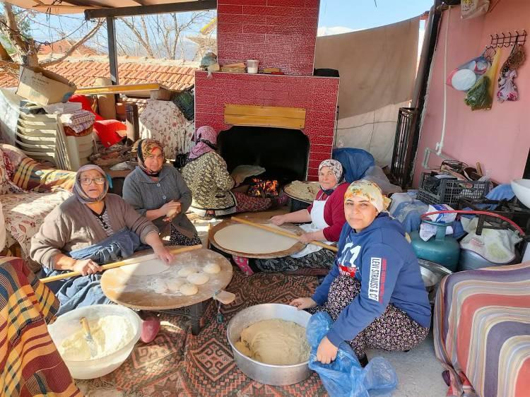 <p><strong>Denizli'de köy kadınları depremzedeler için ateşin başına geçip ekmek yaptı</strong></p>

<p>Denizli’nin Acıpayam ilçesinde ateşin başına geçen köy kadınları, depremzedelere gönderilmek üzere ekmek, pide, katmer, gözleme yapıyor.</p>

