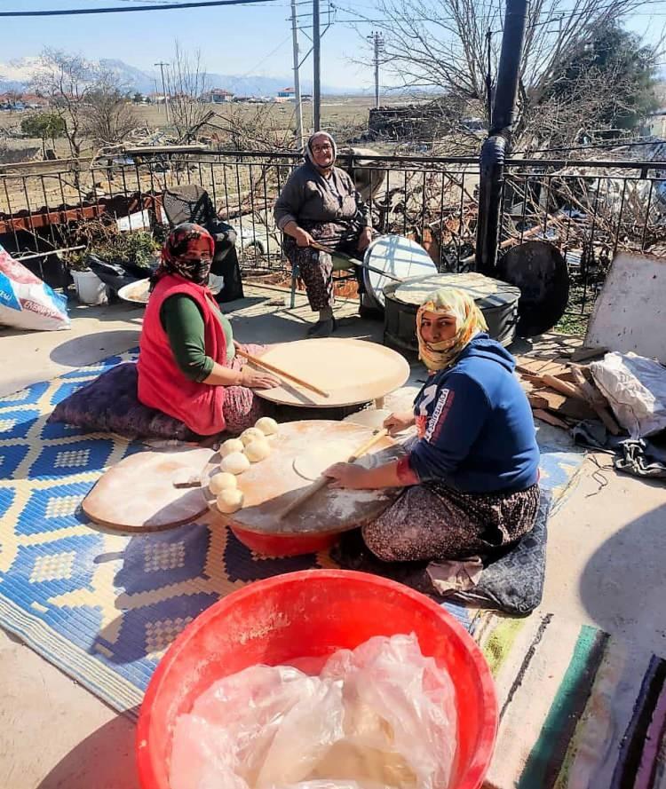 <p>El birliği ile saatlerce depremzedeler için imece usulü bazlama, yufka, ekmek gibi temel ihtiyaçları yapan köy kadınları, belirlenen noktalara malzemeleri götürerek seferberliğini devam ettiriyor.</p>