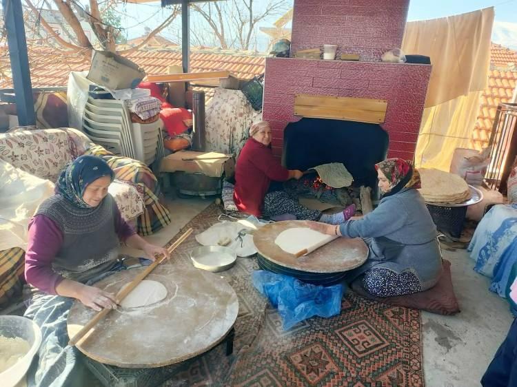 <p>Bölgede ihtiyaç duyulan temel gıda ürünlerini hazırlamak için bir araya gelen ve malzemeleri toplayan hanımlar ateşin başına geçti. </p>
