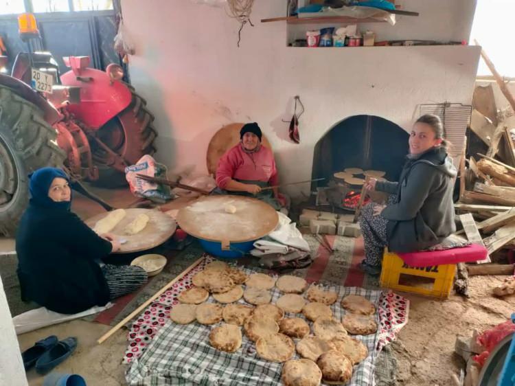 <p> Oradaki vatandaşlarımıza elimizden geldiğince yardım malzemesi yollamaya çalışıyoruz. Olabildiğince desteklerimizi mahalledeki vatandaşlarımızla sürdüreceğiz" dedi.</p>