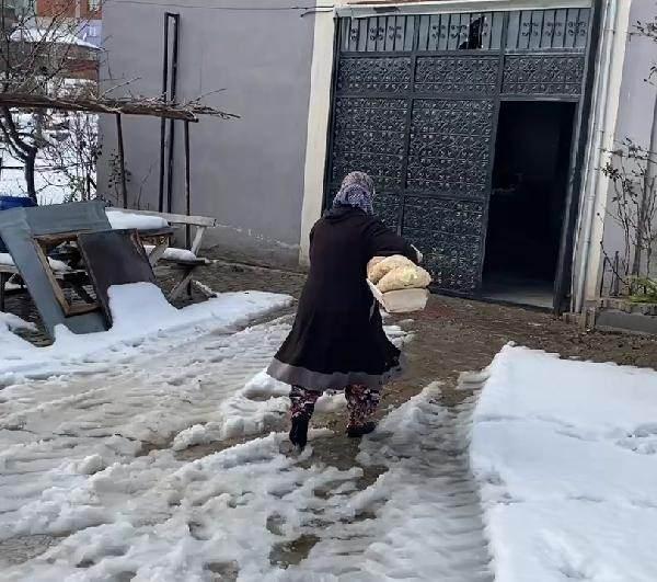 <p>Mahalledeki 80 kadını organize eden ve tüm kadınlara çağrıda bulunan kadın muhtar Şenol Durgut (45), “Mirzaoba Mahallesi’nin kadınları tek yürek olarak, köyümüzün geleneksel ekşi mayalı taş fırın ekmeğini depremzedelere göndermek için yaptık. Yüreğimiz onlarla. Onlarla yatıp, kalkıyoruz. Elimizden gelen başka bir şey de yok” dedi.</p>
