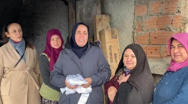 <p>7’den 70’e herkes elindeki imkanlar dahilinde afet bölgesine destek olmaya çalışırken, Mudanya ilçesine bağlı Mirzaoba Mahallesi kadınları da pişirdikleri ekmeklerle yardım seferberliğine katıldı. 200 haneli, 500 nüfuslu mahallenin kadınları, ‘Çorbada bizim de tuzumuz olsun’ diyerek harekete geçti. Uzun ömürlü olması ve kolay bayatlamaması ile bilinen ekşi maya ekmeği yapan 80 kadın, 16 saat boyunca mayalanan ekmekleri, kar altında yakılan 20 taş fırında pişirdi. 2 saat boyunca pişen 230 ekmekler, kamyona yüklenerek, kardan dolayı ulaşımın güçlükle sağlandığı mahalleden, deprem bölgesine gitmek üzere yola çıktı.</p>