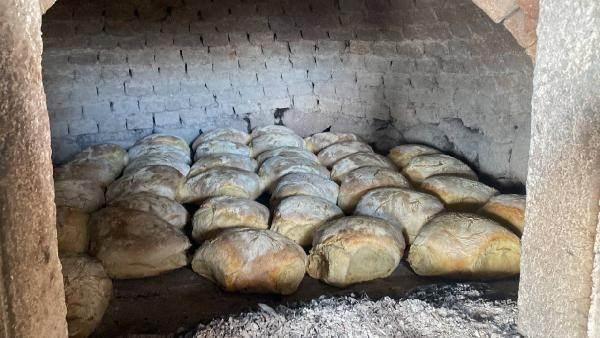 <p>Depremzedelerin rahatlıkla tüketebilmesi için ekmek yapmayı tercih ettiklerini söyleyen Durgut, “Mirzaoba Mahallesi’nin kadınları tek yürek olarak, köyümüzün geleneksel ekşi mayalı taş fırın ekmeğini depremzedelere göndermek için yaptık.</p>
