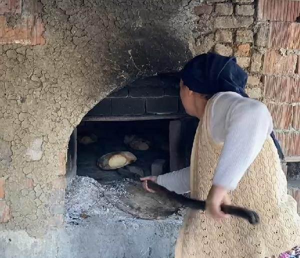 <p>Ne yapabiliriz diye düşünsünler. Belki maddi olarak imkanımız yoktur ama manevi olarak ekmekte mi yapamayız? Her şey maddiyat değil, her şey para değil. </p>