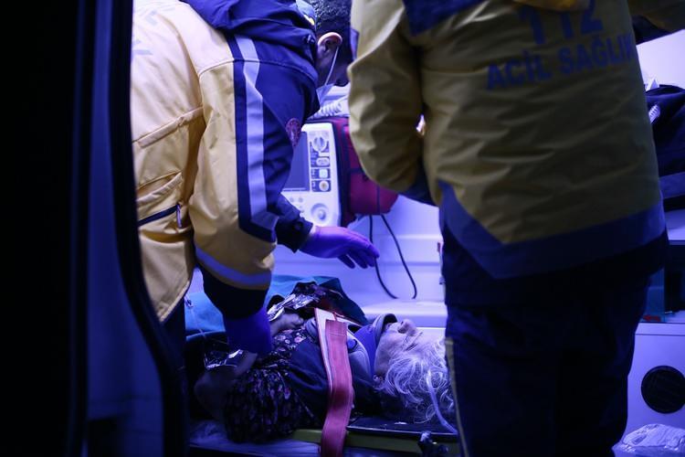 <p>Arama kurtarma ekipleri ve askeri personel tarafından gerçekleştirilen çalışmalarda ulaşılan Mona Gazel (52) ve Necla Melek (74) enkazdan sağ olarak çıkarıldı.</p>