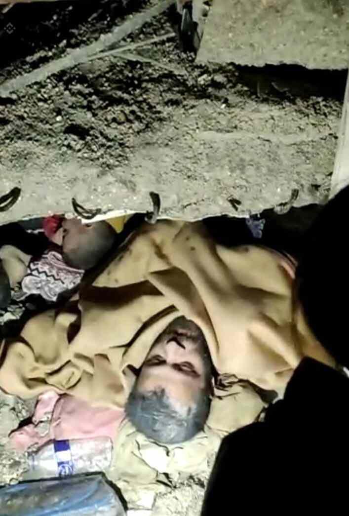 <p>Ekipler ise "Umut'un üstü gayet sıkı. Hiçbir problem yok" diye cevap verdi. Ekiplerin çalışması sonucu iki depremzede, kurtarılarak hastaneye kaldırıldı.</p>