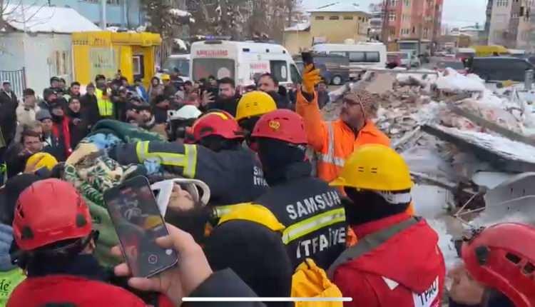 <p><strong>RAHİME ELBİSTAN'DA 5 KATLI BİNADAN KURTARILDI</strong></p>

<p> </p>

<p>Samsun'dan Kahramanmaraş'ın Elbistan ilçesine deprem sonrası yardıma giden itfaiye ekipleri, Rahime Demirci’yi (38) 5 katlı binanın enkazından sağ olarak çıkardı.</p>
