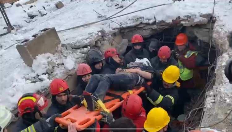 <p> Kahramanmaraş’ın Elbistan ilçesindeki arama- kurtarma çalışmalarına destek vermek amacıyla bölgeye giden Samsun Büyükşehir Belediyesi İtfaiye Daire Başkanlığı ekipleri, AFAD koordinesinde faaliyetlerini sürdürüyor. 3 itfaiye aracı ve 25 personelle bölgede olan ekipler, Elbistan’ın Güneşli Mahallesi müftülük karşısındaki 5 katlı binanın altında kalan Rahime Demirci’yi sağ kurtardı. </p>
