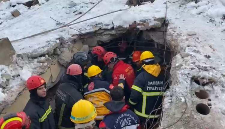 <p>Demirci, hastaneye kaldırılarak tedaviye alındı. Enkaz altında 1 kişinin daha olduğu ve çalışmaların devam ettiği belirtildi.</p>