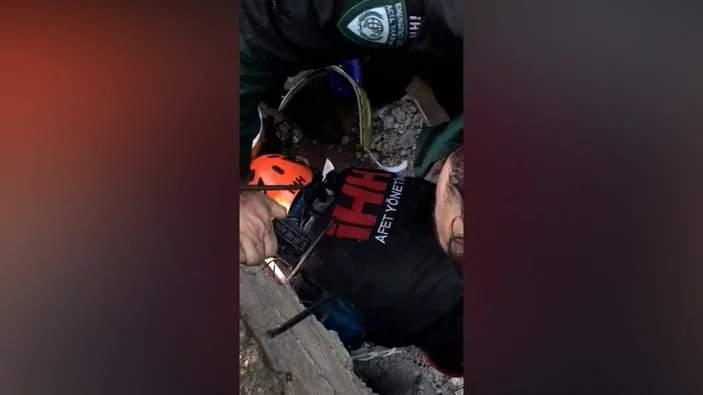 <p>Küçük bebek saatler sonra enkaz altından çıkarıldı. </p>