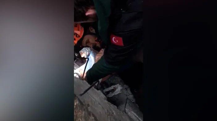 <p>Ekipler, bebeğin anne ve babasına ulaşmak için enkaz altında çalışmalarını sürdürüyor.</p>