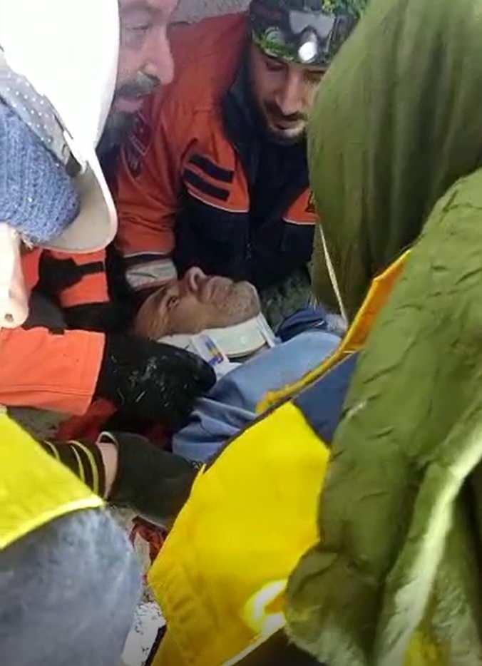 <p>Edirne AFAD ekipleri, Hatay'ın İskenderun ilçesindeki Dumlupınar Mahallesi'nde çalışmalarını sürdürüyor. Ekipler, bölgedeki kurtarma çalışmalarında 1 kişiyi depremin üzerinden geçen ikinci gününün sonunda sonra kurtarmayı başardı.</p>