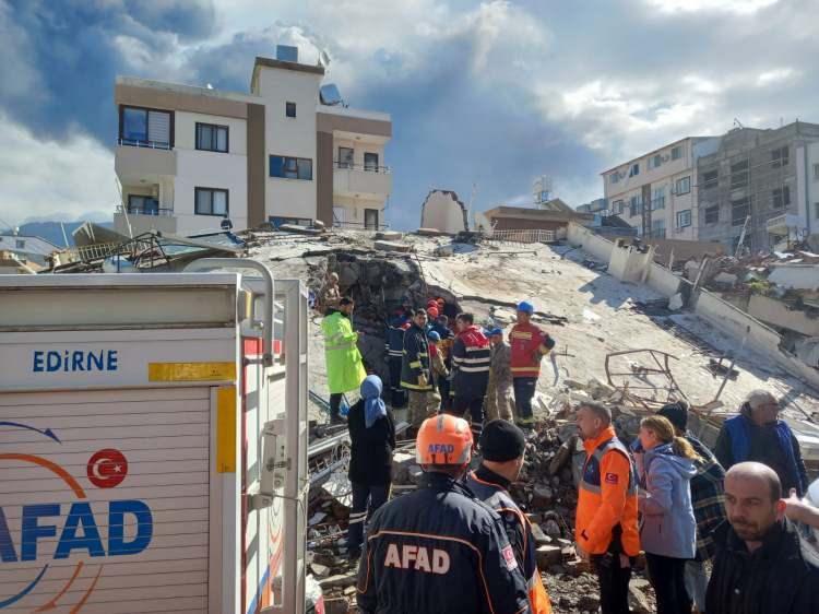 <p>Edirne'den giden arama kurtarma ekibinde yer alan Edirne İl Genel Meclisinin AFAD gönüllüsü üyeleri Tamer Karadağ ve Mustafa Üstün ile Trakya Üniversitesi, İl Milli Eğitim Müdürlüğü AFAD gönüllüleri ve Edirne Mahalle Afet Gönüllüleri Derneği üyeleri de yer alıyor.</p>
