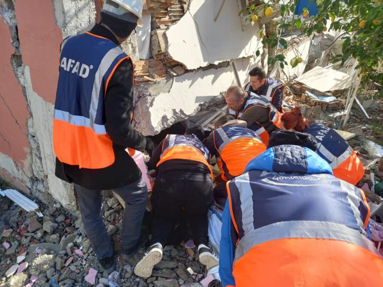 <p>İl Genel Meclisinin AFAD gönüllüsü üyesi Tamer Karadağ, AA muhabirine enkaz altında kalanları kurtarmak için ekiplerin büyük mücadele verdiğini söyledi.</p>
<p> </p>
<p>Karadağ, çalışmaları kapsamında dün öğlen 2 kişiyi sağ olarak enkaz altından çıkardıklarını ve depremden 47 saat sonra da aynı bölgede bir kişiyi sağ salimen kurtardıklarını belirtti.</p>
<p> </p>
<p>Çalışmaların titizlikle yürütüldüğünü ifade eden Karadağ, "Depremin büyük etkisini görüyoruz. Çok sayıda bina yıkılmış durumda. Ekipler canla başla çalışıyor. Koordineli bir şekilde göçük altında kalanları kurtarmaya gayret ediyoruz. Sağ çıkartılan her kişi bizler için umut oluyor." dedi.</p>