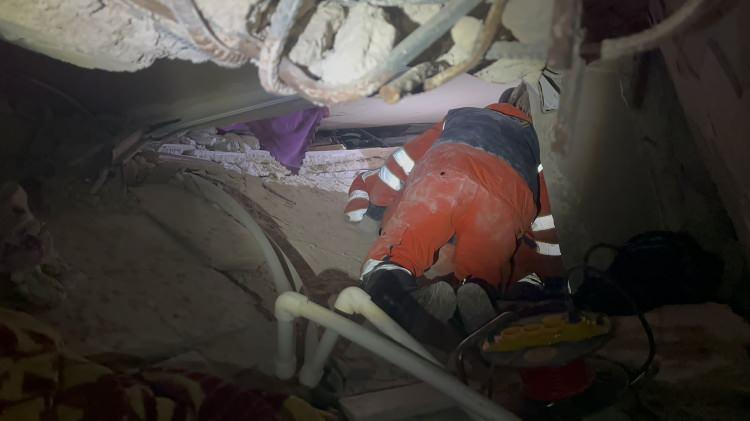 <p>Kahramanmaraş merkezli depremlerde Hatay’ın Antakya ilçesi Ürgen Paşa Mahallesi’nde çok sayıda bina yerle bir oldu. Binaların enkazında saatlerdir kurtarılmayı bekleyen vatandaşlara Konya Büyükşehir Belediyesi arama kurtarma ekipleri de yardım eli uzatmaya devam ediyor. </p>
