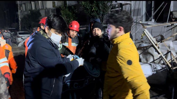 <p>13. Sokak’ta yıkılan Altay Apartmanı’nın enkazında kalan 19 yaşındaki Ömer Sert, ekipler tarafından bulunduğu yerden 9,5 saatlik çalışmayla depremden 47 saat sonra kurtarıldı. Ömer Sert, ekiptekiler tarafından araca alındı.</p>